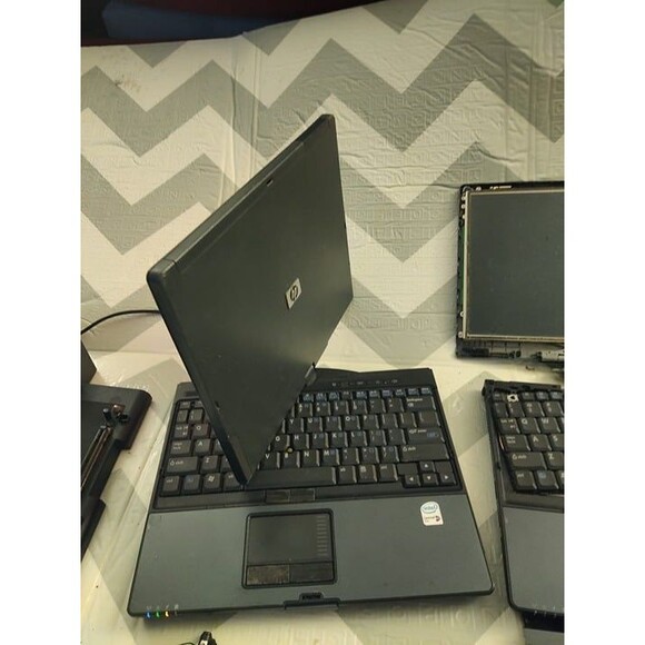 HP Compaq tc4400 2-in-1 Tablet Laptop, Docking Station, Another HP Tc4200 Parts - Picture 12 of 12